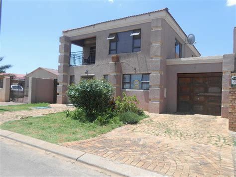 Property auctions tend to feature properties that are in need of work or have issues over the occupation or ownership that might make them unattractive to a standard owner occupier, either in terms of location, construction or layout. Standard Bank Repossessed 3 Bedroom House for Sale on online