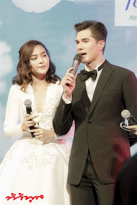 มิกค์ ทองระย้า พูดถึงเบื้องหลังการถ่ายภาพในงานบวงสรวงละครเจ้าสาวจำยอม เบื้องหลังการถ่ายภาพในงานบวงสรวงก็จะหวาน ๆ หน่อย ตามชุดเลยครับเรา. อัลบั้ม : มิกค์ - ปุ๊กลุก โชว์หวานฟินเวอร์ (35รูป)