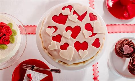 Besonders beeindrucken kann man die liebsten mit gebäck in herzform oder in der farbe der liebe auf der kaffeetafel. Herzlicher Kuchen | Rezept | Kuchen, Valentinstag essen ...