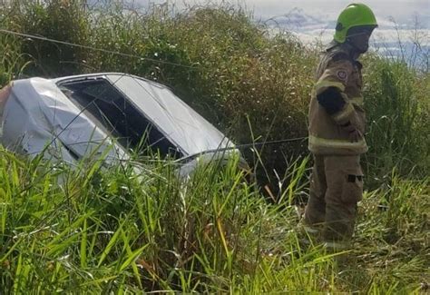 Mulher Perde Controle De Carro Colide Contra Poste E Deixa Vilas Do