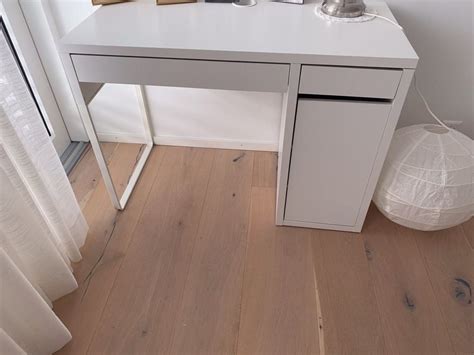 Hallo unzwar bin ich auf der suche nach einem schreibtisch und ich bin auf einen angetroffen nur verstehe ich nicht wieso da eine einfache glasplatte vor ist und kein spiegel. Ikea Micke Schreibtisch , neuwertig. | Kaufen auf Ricardo