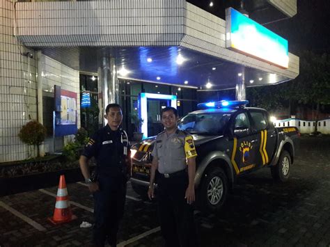 Patroli Dialogis Aparat Kepolisian Dengan Satpam Bank Bri Di Malam Hari