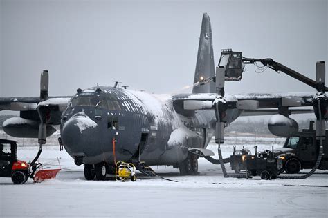Here Are Some Photos Of 106th Rescue Wing Airmen De Icing The Unit Hc