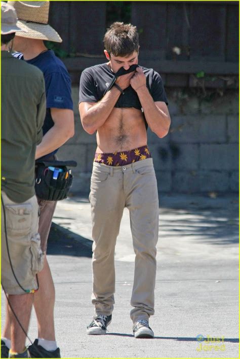 Full Sized Photo Of Zac Efron Lifts Up His Shirt Abs 08 Zac Efron
