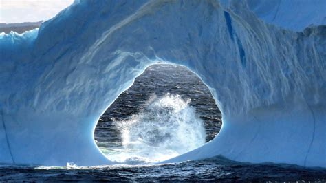 Small bits of disintegrating icebergs are called growlers or bergy bits. Vol de 30 000 litres d'eau d'iceberg à Terre-Neuve-et ...