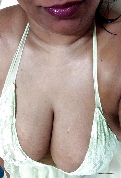 Busty Desi Aunty Showing Awesome Cleavage 7 Pics Xhamster