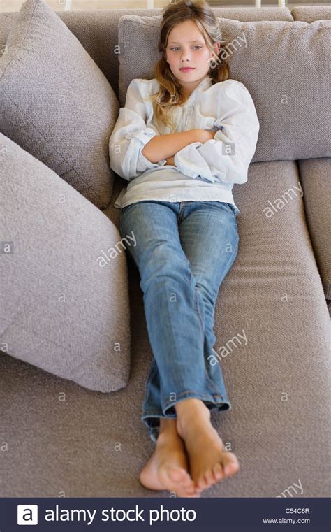 Barefoot Girl Lying On Couch Banque De Photographies Et Dimages à Haute Résolution Page 2 Alamy
