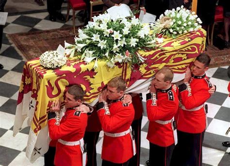 30 Heartbreaking Photos Of Princess Dianas Funeral Princess Diana Funeral Diana Funeral