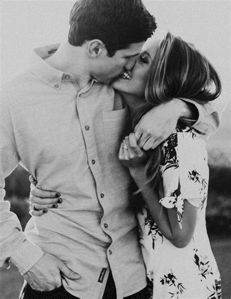 55 Best Engagement Poses Inspirations For Sweet Memories 054