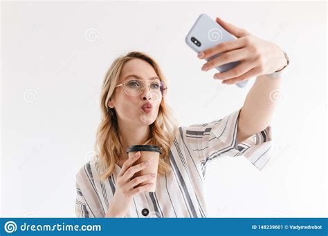 Foto Dos Vidros Vestindo Da Mulher Loura Bonita Que Tomam A Foto Do Selfie No Smartphone Imagem