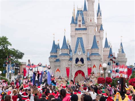 13 Photos Show How Disney Worlds Cinderella Castle Has Changed