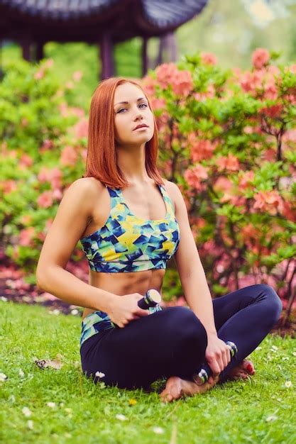 Premium Photo Sporty Redhead Female Relaxing In Outdoor Summer Park