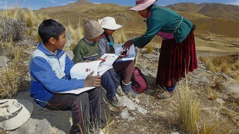 Perú el esfuerzo de jóvenes en zonas rurales para estudiar en la