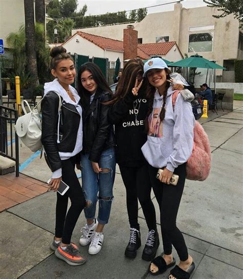 Madison Beer Sahar Luna And Kelsey Calemine With A Fan At The Urth