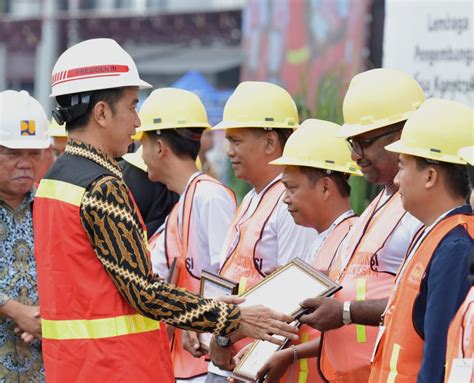 Kelestarian lingkungan hidup lingkungan adalah sesuatu yang ada di sekitar manusia yang dapat memengaruhi kehidupan manusia. Presiden Hadiri Sertifikasi Kompetensi Tenaga Kerja ...