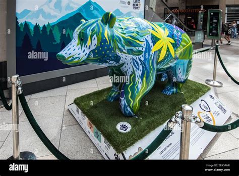 Family-friendly bear trail in Leeds with lots of colourful bears around