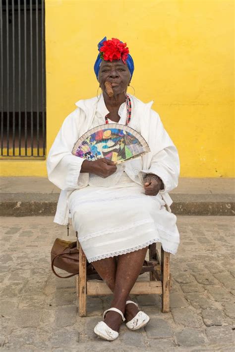 Vieja Señora Negra Que Fuma Un Cigarro Cubano En La Habana Foto