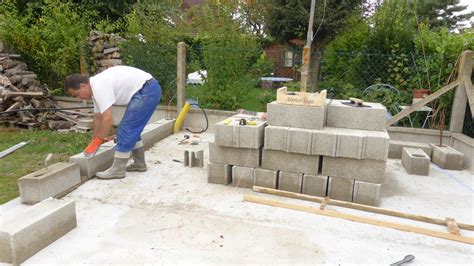 Épinglé par Bricolive . sur Construire des murs en parpaing | Mur en