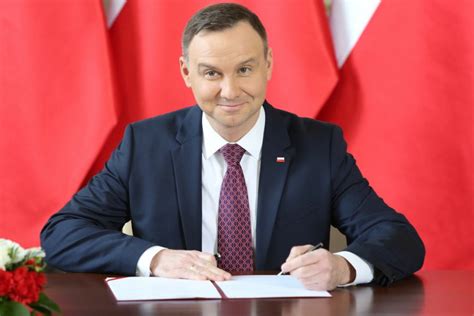 Andrzej Duda Podpisa Ustaw Lex Kaczy Ski Od Razu Posypa Y Si