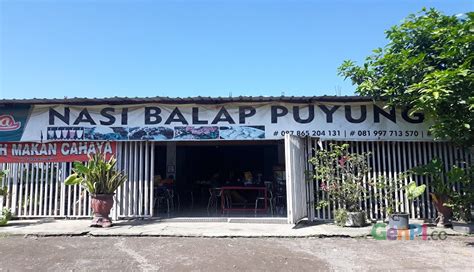 Jenis pempek yang terkenal adalah pempek kapal selam, yaitu pempek yang diisi dengan telur ayam dan digoreng dalam minyak panas. Ini Asal Usul Nasi Balap Puyung yang Terkenal di Lombok