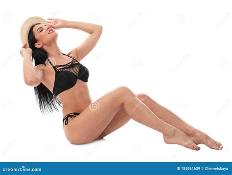 Mujer Joven Hermosa En Bikini Con El Sombrero En El Fondo Blanco Imagen De Archivo Imagen De