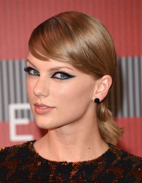 Taylor Swift Is Making The Smoky Kardashian Cat Eye Happen Taylor Swift Hot Beauty Taylor Swift