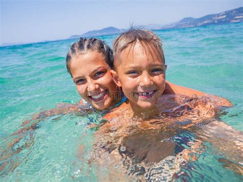 Enfant Jouant Dans La Piscine Photo Stock Image Du Actif D Tente