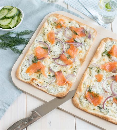 Divide into four balls, cover and leave to rest while you make the toppings. Flammkuchen mit Gurke & Räucherlachs | Tante Fanny