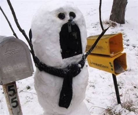 Just doin' what snowmen do best: 20 Of The Funniest Snowmen Pictures Of All Time