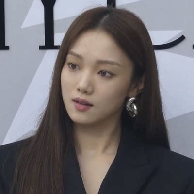 But that is all thanks to her daily routines and strict diet. Lee Sung Kyung - Bio, Age, Net Worth, Height, Single ...