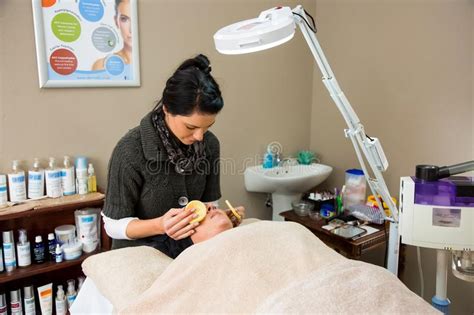 Beauty Therapist Doing A Facial Procedure In A Day Spa Editorial Image Image Of Inside Luxury