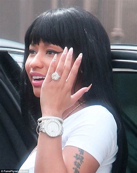Nicki Minaj Shows Off Huge Diamond Ring From Meek Mill Daily Mail Online