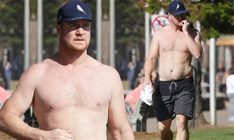 Mafs Villain Dean Wells Goes Shirtless On A Jog In Sydney Daily Mail Online