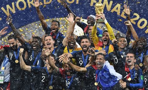 Jamais, depuis la mise en place des phases de groupe en 1980, la france n'a. Equipe de France: votre onze idéal des champions du monde ...