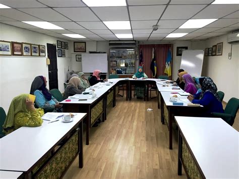 Dalam buku super complete (2018) karya nurdiana, menjaga dan mengamalkan persatuan dan kesatuan bisa dilakukan di mana pun berada, baik keluarga, lingkungan masyarakat. Mesyuarat Jawatankuasa Hal Ehwal Kegiatan Wanita PEMENANG ...