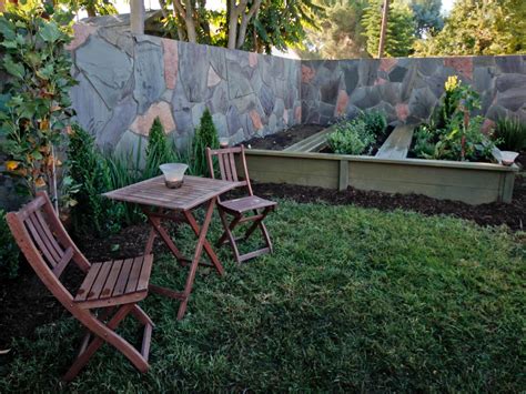 Now that you've seen what are the basic rules when arranging a small space, let's have a look at some small backyard landscaping ideas. Small Backyard Landscape Design | HGTV