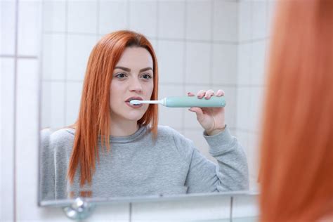 Macchiette Bianche Sui Denti Quali Sono Le Cause Ilcorpodelledonne It