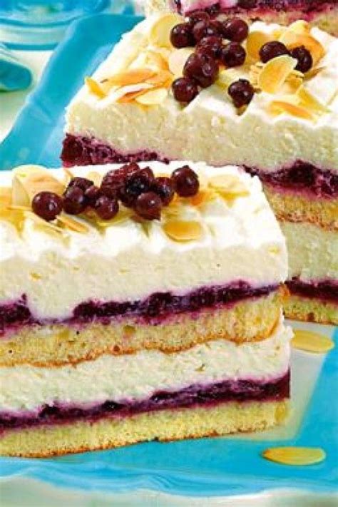 Kuchenboden aus dem ofen nehmen und mit konfitüre bestreichen. Blaubeer-Schnitten | Rezept | Kuchen rezepte blechkuchen ...