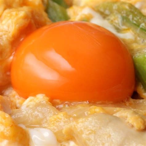 Tastyjapan フライパンひとつでトロトロ卵の親子丼 ぜひレシピもご覧ください！ 2人分 材料： 鶏もも肉（ひと口大に