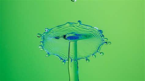 Download Wallpaper 1366x768 Water Splash Drop Glass Macro Green