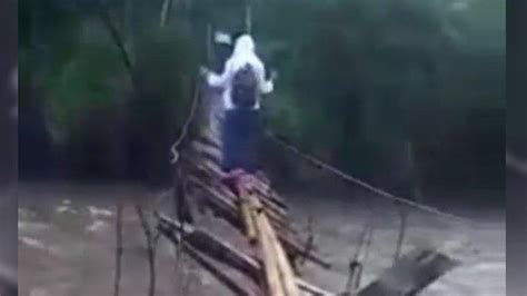 Viral Video Ngeri Siswa Lewati Jembatan Gantung Yang Miring Dan Rusak Demi Sekolah