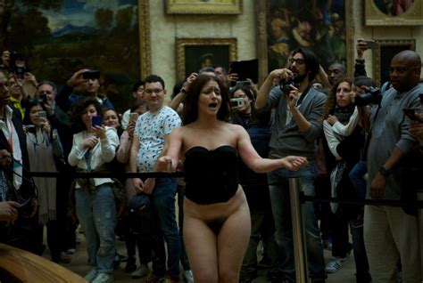 Deborah De Robertis Spreads Legs In Front Of Mona Lisa Alrincon Com