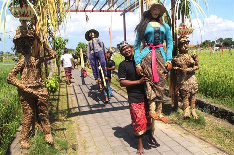 Foto Modisnya Orang Orangan Sawah Di Bali Matakota News