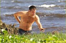 shirtless blunt cooper bradley krasinski john emily bikini pregnant body displays go clad size celebrities