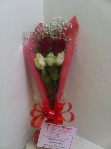 Bunga Tangan Simple Mawar Merah Putih Toko Bunga Di Purwokerto Rina