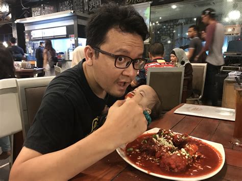 Sumsum merah, dikenal juga sebagai jaringan myeloid. Kali Pertama Makan Sup Tulang Merah Restoran Banafee Village, Johor Bahru - Hafiz Rahim