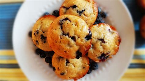 Low-Cal Banana Blueberry Muffins | Banana muffins, Banana blueberry muffins, Easy banana nut muffins