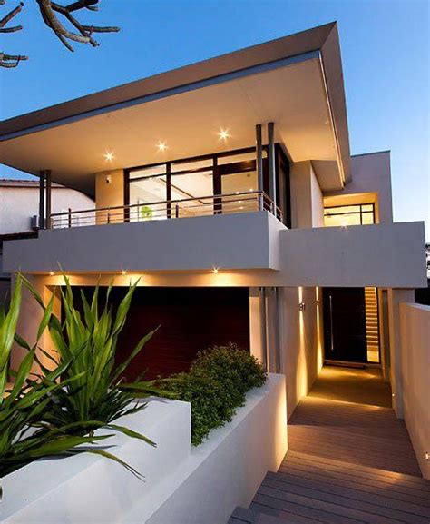 Sejuknya desain rumah tropis modern 3 lantai 4 kamar tidur di lahan 12 x 18,5 meter. Modern House Design - Tips and Design Ideas