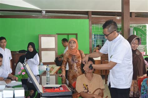 Because there is a difference between the measurement system used in indonesia (as well… snellen chart metric is stated in comparison of 6 meters (6/6, 6/9, 6/12, and so on until 6/60). Snellen Chart