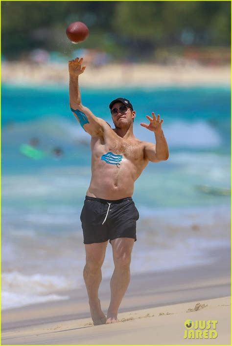 Chris Pratt Goes Shirtless In Hawaii Wears Athletic Tape On His Muscles Photo 3920622 Chris